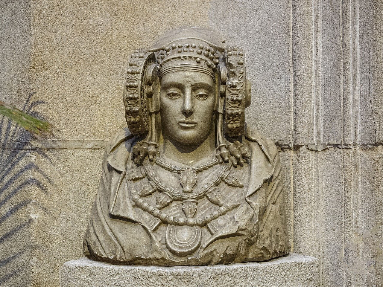 Lee más sobre el artículo La Leyenda de la Dama de Elche: Historia de una misteriosa estatua ibérica con poderes sobrenaturales